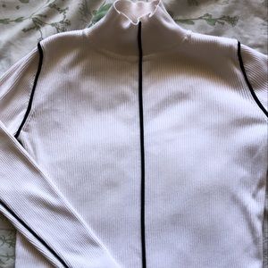 Beautiful Zara turtleneck in black and white!!